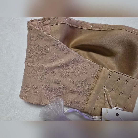Elegant Lace Strapless Bra in Tan - Picture 3 of 9